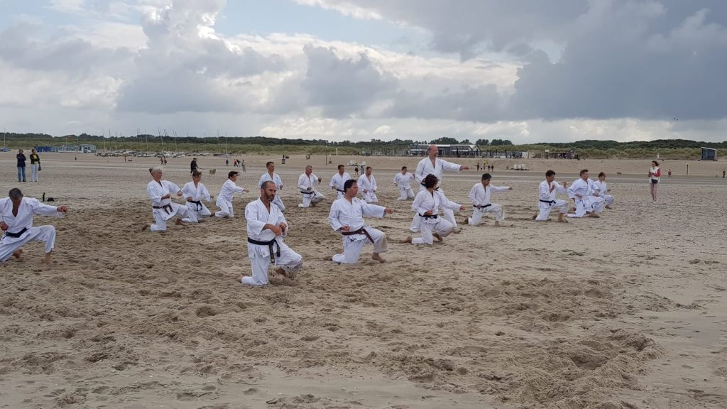Strandtraining bei Holland Shotokan 2021 – Foto 4