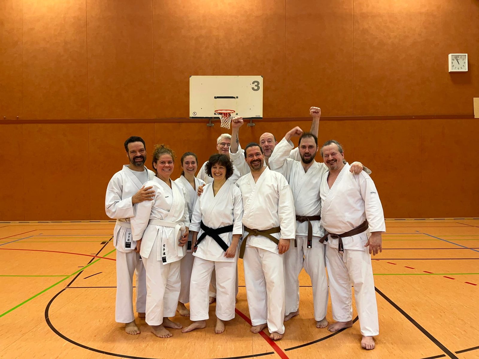 Fröhliche Gruppe nach dem ersten Training 2024 in der Haaner Sporthalle