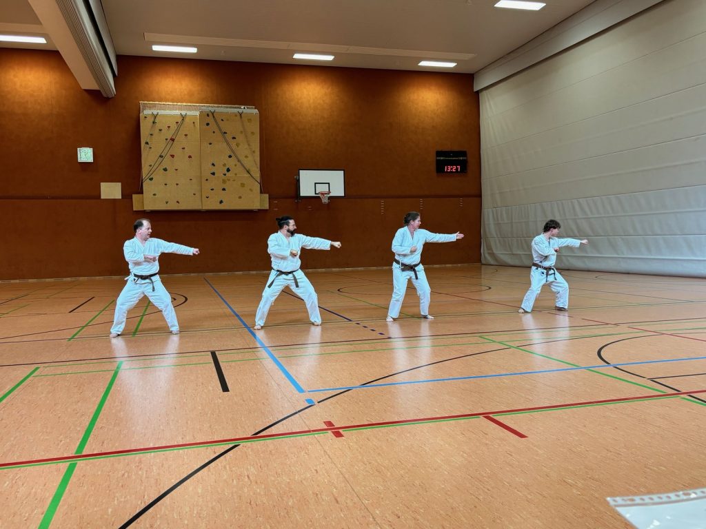Prüflinge bei der Kata, Kyu-Test 2024