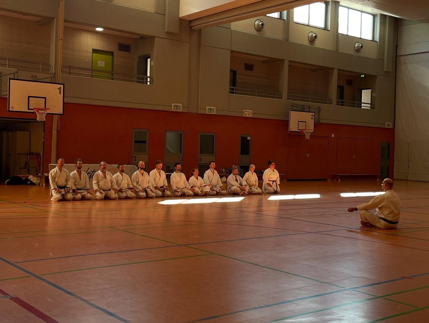 Karateka sitzen im Seiza vor der Prüfung beim Kyu-Test 2025