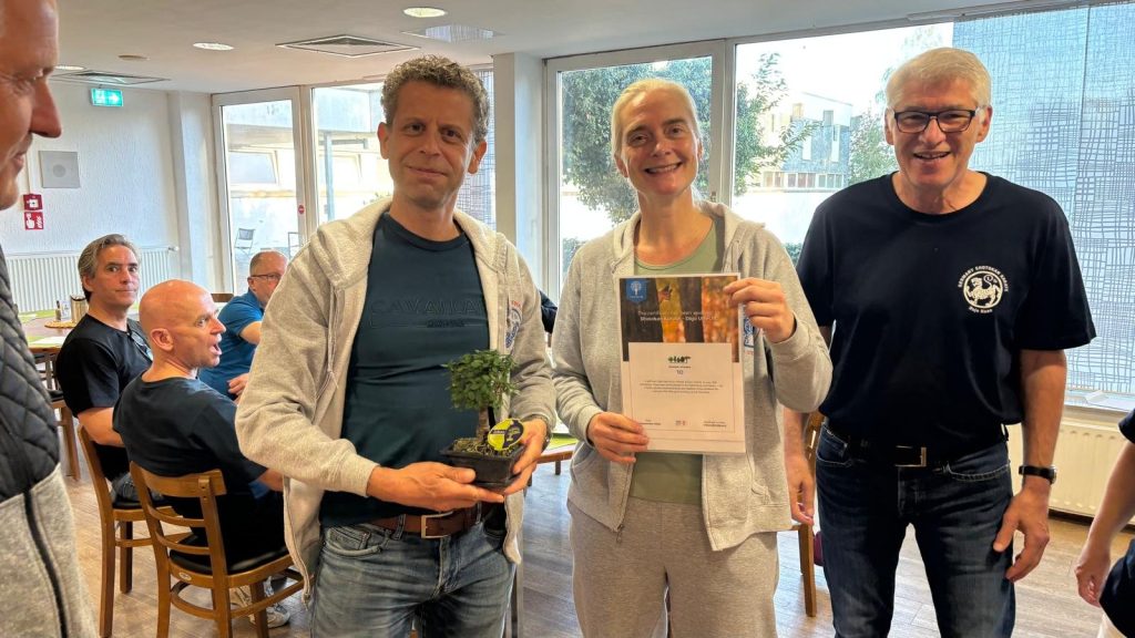 Übergabe des Baum-Zertifikats an das Dojo Utrecht